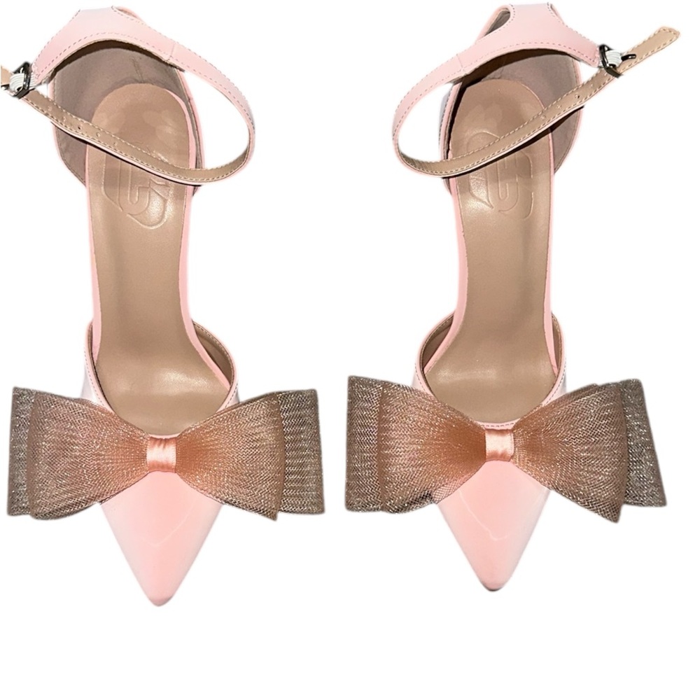 ✨Elegant Pink Heels with Bow Accent✨
Without tag or bag but completelylikenew 🎀